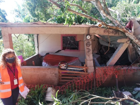 Evacuan A Familias Afectadas Por Deslizamiento De Rocas Y Ca Da De Rbol