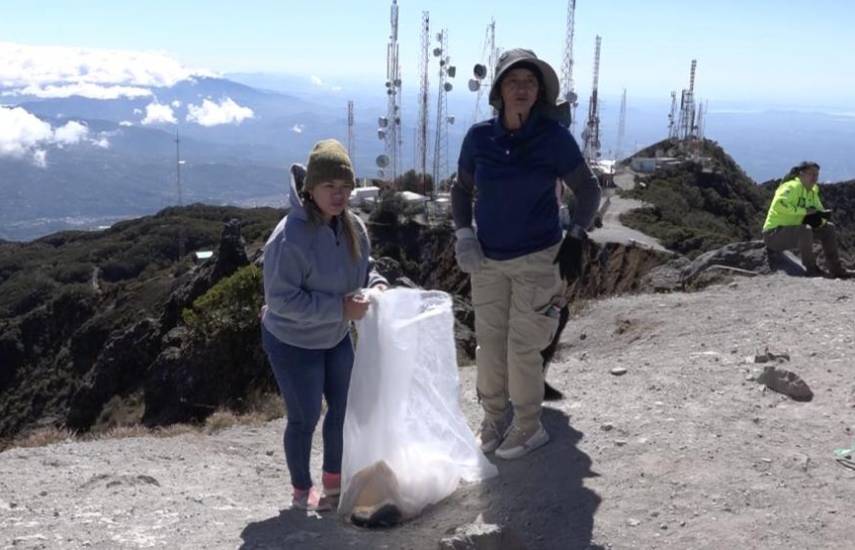 Miambiente Organiza Jornada De Limpieza En La Cima Del Volc N Bar