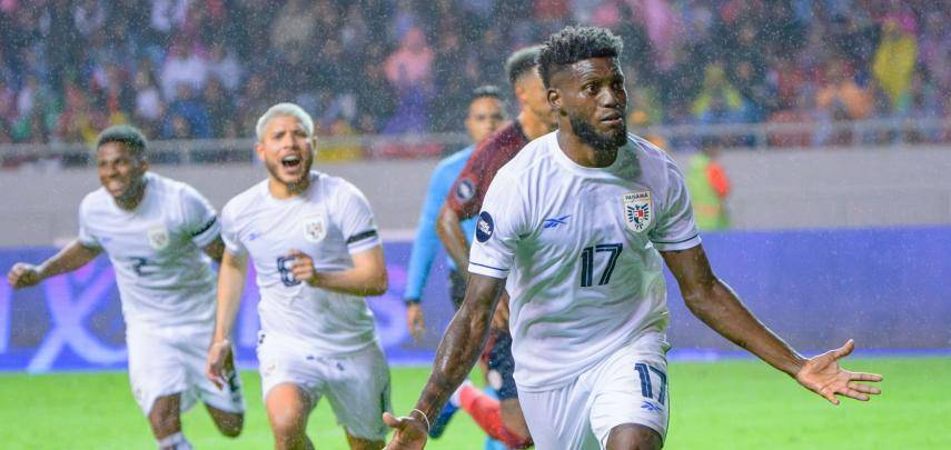 ML | El delantero José Fajardo, de Panamá, celebra tras marcar gol de penal ante Costa Rica, en la ida de los cuartos de final de la LNC.