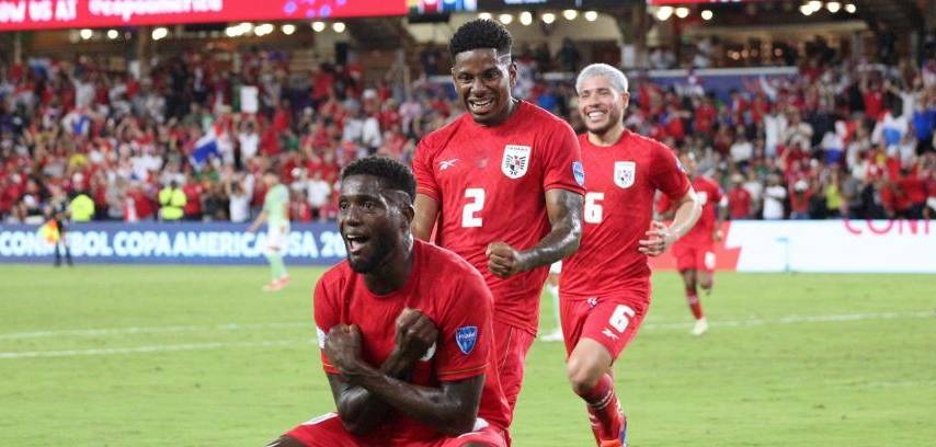 ML | El delantero de la Selección Mayor de fútbol de Panamá, José Fajardo celebra y detrás sus compañeros de equipo.