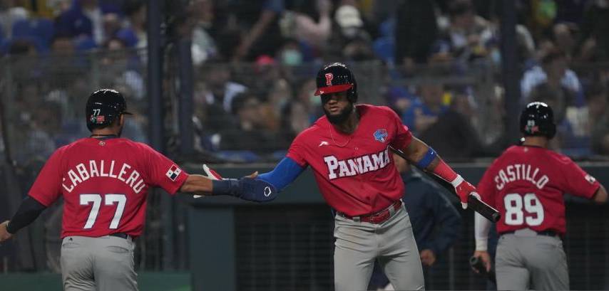 ML | Peloteros del Equipo de Panamá chocan “las cinco” durante un partido contra el Equipo de China Taipei, en el Estadio Intercontinental de Béisbol de Taichung, en 2023.