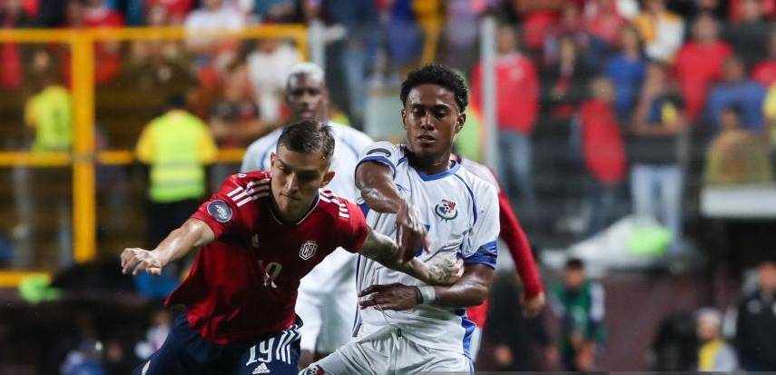 ML | Kenneth Vargas, de Costa Rica, y el panameño Édgar Yoel Bárcenas, en partido de cuartos de final por la CONCACAF Nations League de 2023, en el Estadio Ricardo Saprissa Aymá, en San José, Costa Rica.