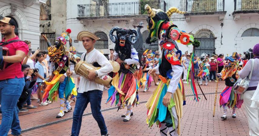 Ml | Un desfile con bailes tradicionales panameños.