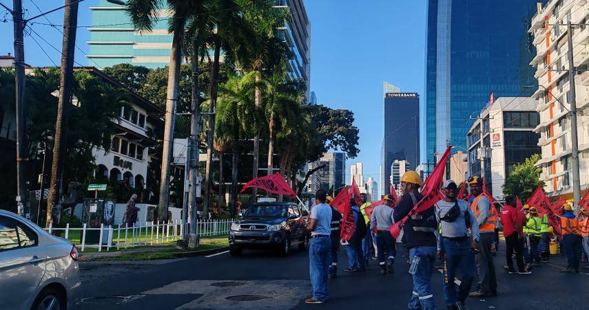 ML | Trabajadores en un volanteo en Calle 50.