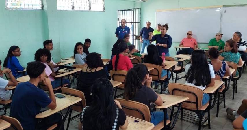 Estudiantes del colegio Elena Chávez de Pinate iniciarán clases semipresenciales el 10 de abril