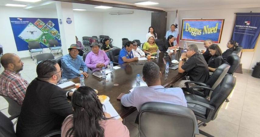 ML | Durante el encuentro de autoridades y miembros de la comunidad.