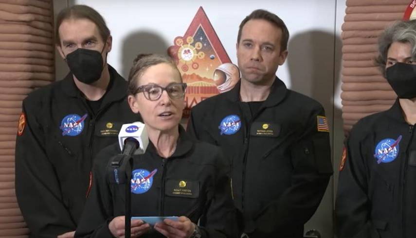 NASA | Kelly Haston interviniendo durante el acto de recepción tras finalizar la primera misión simulada a Marte de la NASA.