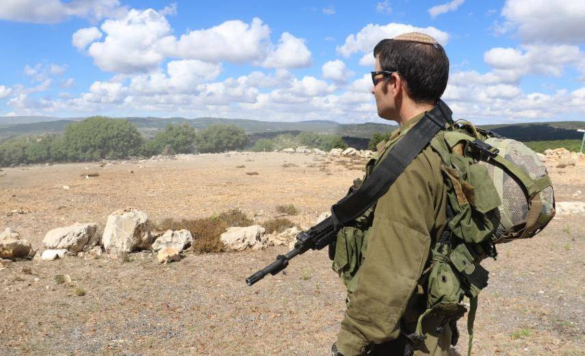 J.APARICIO | Un soldado de las Fuerzas de Defensa de Israel vigila la frontera con Líbano.