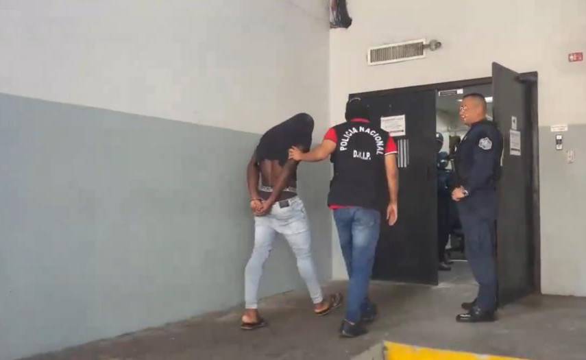 Cortesía Ministerio Público | Captura de video de la llegada a un juzgado del Sistema Penal Acusatorio, de uno de los aprehendidos en el caso por el supuesto amaño de partidos de la LPF.