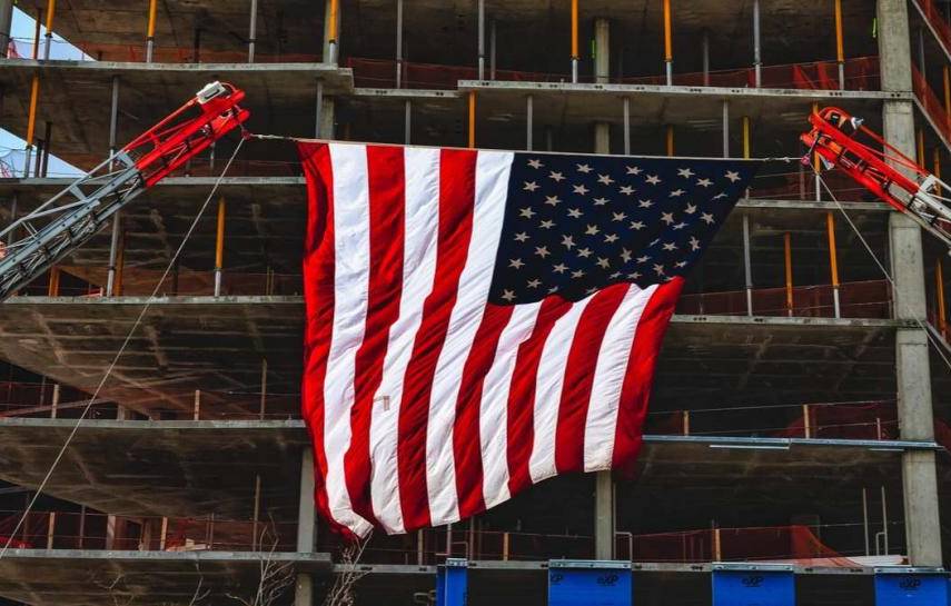 ML | Bandera de EEUU en una obra de construcción.