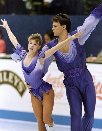 Los patinadores rusos Evgenia Shishkova y Vadim Naumov compiten en el Campeonato del Mundo de de Chiba, en Japón, el 22 de marzo de 1994