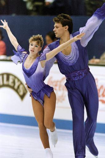 Los patinadores rusos Evgenia Shishkova y Vadim Naumov compiten en el Campeonato del Mundo de de Chiba, en Japón, el 22 de marzo de 1994