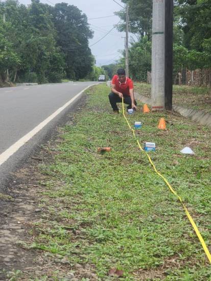 $!El ingeniero Bruno Moreno realizando mediciones en campo.