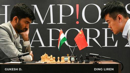 El gran maestro de India Gukesh Dommaraju (con blancas) frente al vigente campeón del mundo chino, Ding Liren, en Singapur, el 25 de noviembre de 2024