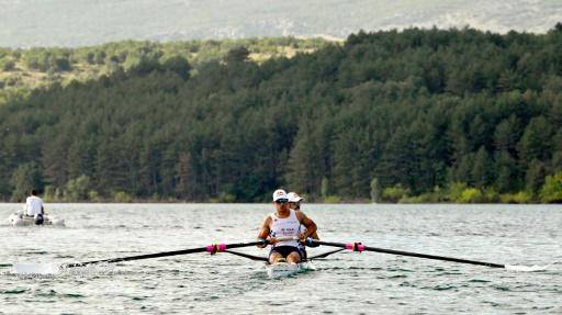 Los hermanos croatas Martin Sinkovic y Valent Sinkovic realizan un entreno de remo antes de los Juegos Olímpicos de París-202 en el lago artificial de Peruca, cerca de la ciudad croata de Sinj, el 28 de junio de 2024.