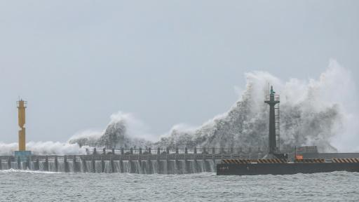 Las olas rompen en la costa de Yilan, en la isla de Taiwán, ante la aproximación del tifón Gaemi el 24 de julio de 2024