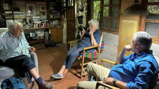 El presidente electo de Uruguay, Yamandu Orsi (drcha.), del Frente Amplio, visita a su mentor, el exmandatario José Mujica (2010-2015), y a su esposa, Lucía Topolansky, en su casa en las afueras de Montevideo el 25 de noviembre de 2024