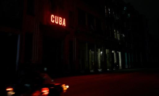 Un cartel es lo único iluminado en una oscura calle de La Habana el 19 de octubre de 2024