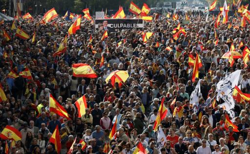 Miles de personas se unen en Madrid a una protesta convocada por la derecha contra el gobierno español