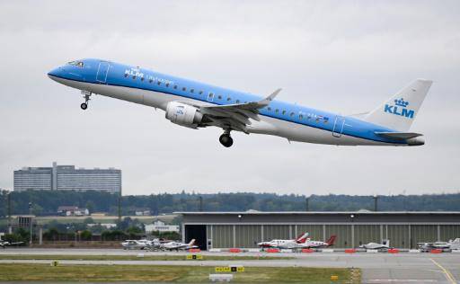 Un avión de la aerolínea KLM despega del aeropuerto de Stuttgart, en la ciudad alemana de Leinfelden-Echterdingen, el 28 de julio de 2023