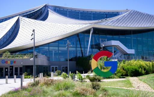 Un logo gigante de Google en un campus en Mountain View, California, el 13 de agosto de 2024