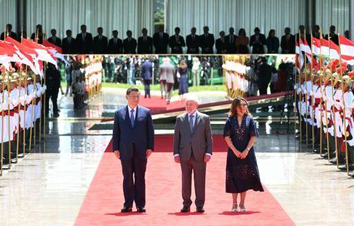 El presidente de China, Xi Jinping (I), junto al mandatario brasileño Luiz Inacio Lula da Silva (C) y su esposa Rosangela Janja da Silva el 20 de noviembre de 2024 en Brasilia.