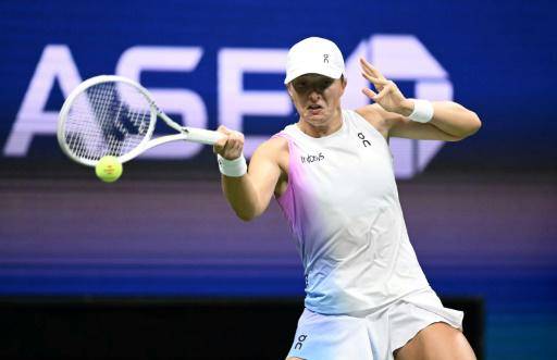 La tenista polaca Iga Swiatek juega contra la rusa Liudmila Samsonova un partido del Abierto de EEUU, en Nueva York, el 2 de septiembre de 2024