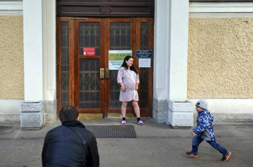 Una mujer embarazada, a las puertas de la Maternidad de San Petersburgo, en Rusia, el 10 de junio de 2016