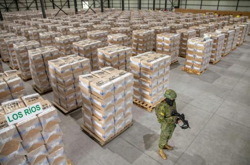 Un militar custodia material electoral en Pifo, provincia de Pichincha, Ecuador, el 28 de enero de 2025.