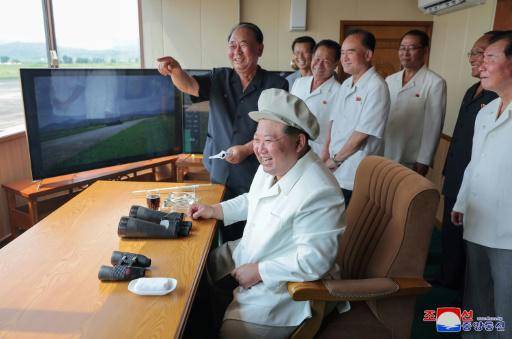 Kim Jong Un (centro) inspecciona una prueba de drones organizada por la Academia de Ciencias de la Defensa norcoreana, una imagen tomada el 24 de agosto de 2024 en un lugar sin revelar de Corea del Norte y divulgada el día 26 por la agencia oficial KCNA