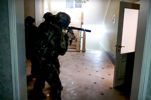 Agentes del servicio de seguridad ruso FSB llevan a cabo una operación antiterrorista en Daguestán, en una imagen tomada de un vídeo publicado el 24 de junio de 2024 por el Comité Nacional Antiterrorismo de Rusia