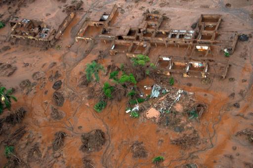 Vista aérea de los daños tras la rotura de una presa en el pueblo de Bento Rodrigues, en Mariana, estado de Minas Gerais, Brasil, el 6 de noviembre de 2015.