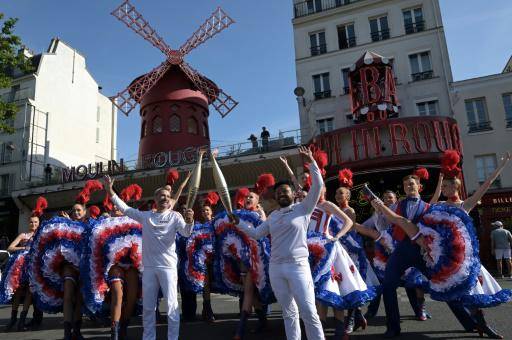 La llama olímpica atraviesa París a once días de los Juegos