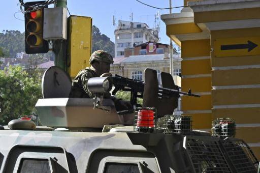 Militares intentan ingresar por la fuerza al palacio presidencial en La Paz