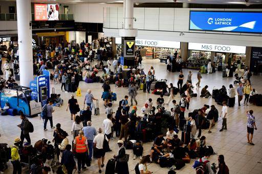 Las aerolíneas reanudan gradualmente sus servicios tras el fallo informático mundial