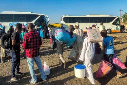 Unos desplazados por la guerra en Sudán abordan unos autobuses, el 3 de febrero de 2025 en Gedaref, para viajar a casa en la ciudad de Wad Madani, en el estado de Yazira, retomada por el ejército