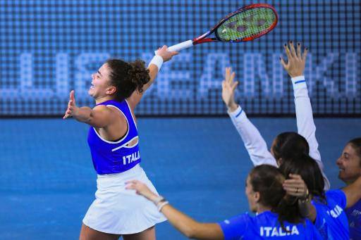 Jasmine Paolini (izquierda) celebra la vitoria de Italia en la final de la BJK Cup, seguida por sus compeñeras, en Málaga, el 20 de noviembre de 2024