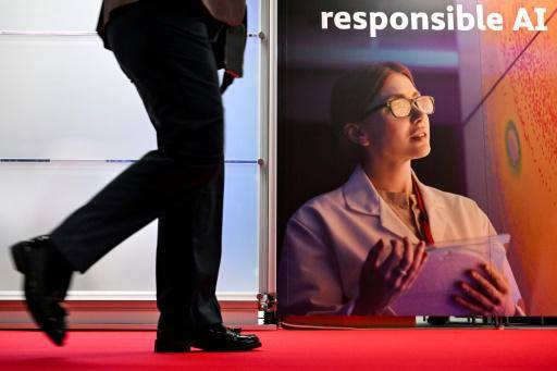 Un hombre camina frente a un cartel sobre la inteligencia artificial (IA) en la feria de libro de Fráncfort, en Alemania, el 16 de octubre de 2024