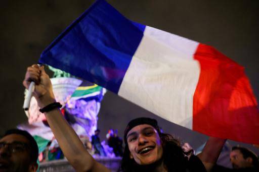 La izquierda celebra en París su inesperada victoria electoral