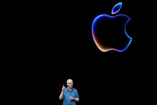 El director ejecutivo de Apple, Tim Cook, habla el 10 de junio de 2024 en la apertura de la Conferencia Mundial de Desarrolladores (WWDC) que la firma de la manzana celebra anualmente en su sede de Cupertino, California