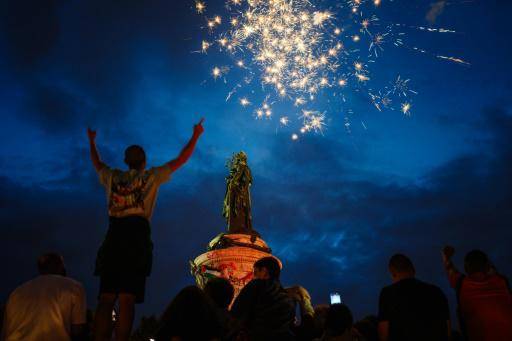 La izquierda celebra en París su inesperada victoria electoral