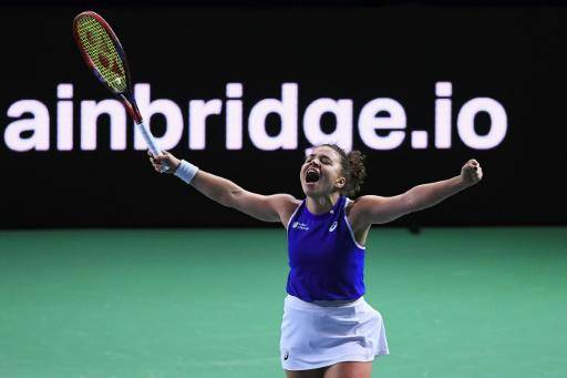 La italiana Jasmine Paolini celebra su victoria contra la eslovaca Rebecca Sramkova en la final de la BJK Cup entre Italia y Eslovaquia, en el Palacio de Deportes José María Martín Carpena Arena de Málaga, sur de España, el 20 de noviembre de 2024