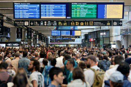 Viajeros en la estación de Montparnasse, en París, el 26 de julio de 2024