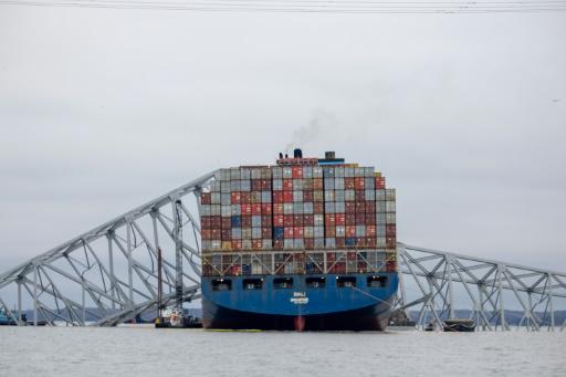 Crean un corredor temporal de navegación a través de los escombros del puente de Baltimore