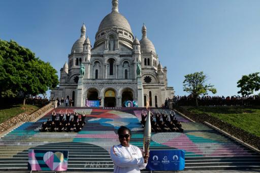 La llama olímpica atraviesa París a once días de los Juegos