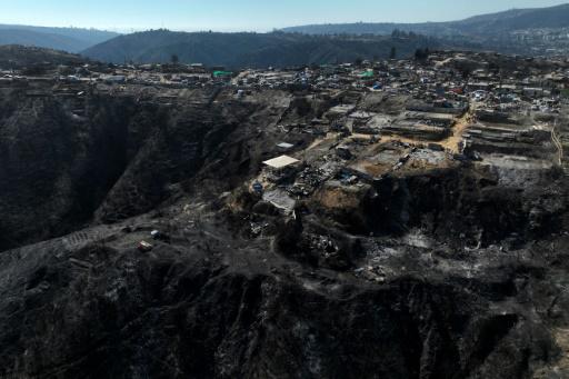 Chile extingue letales incendios en Valparaíso, pero el temor persiste