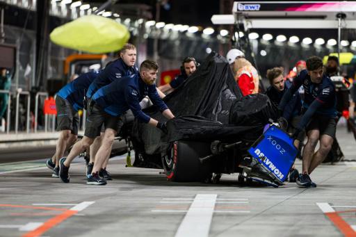 El auto Williams del argentino Franco Colapinto es retirado de la pista del circuito de Las Vegas el 22 de noviembre de 2024