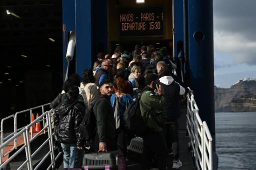 Decenas de personas embarcan en un ferry en el puerto de Santorini ante los últimos movimientos sísmicos, el 3 de febrero de 2025 en la isla griega