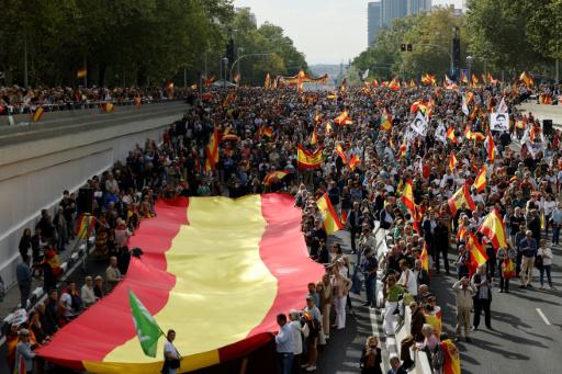 Manifestantes sujetan una bandera española gigante durante una manifestación para protestar contra el Gobierno de Pedro Sánchez y exigir elecciones generales, en Madrid, el 20 de octubre de 2024