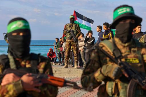 Combatientes del grupo islamista palestino Hamás montan guardia antes de la entrega de un rehén israelo-estadounidense a un equipo de la Cruz Roja, el 1 de febrero de 2025 en la ciudad de Gaza